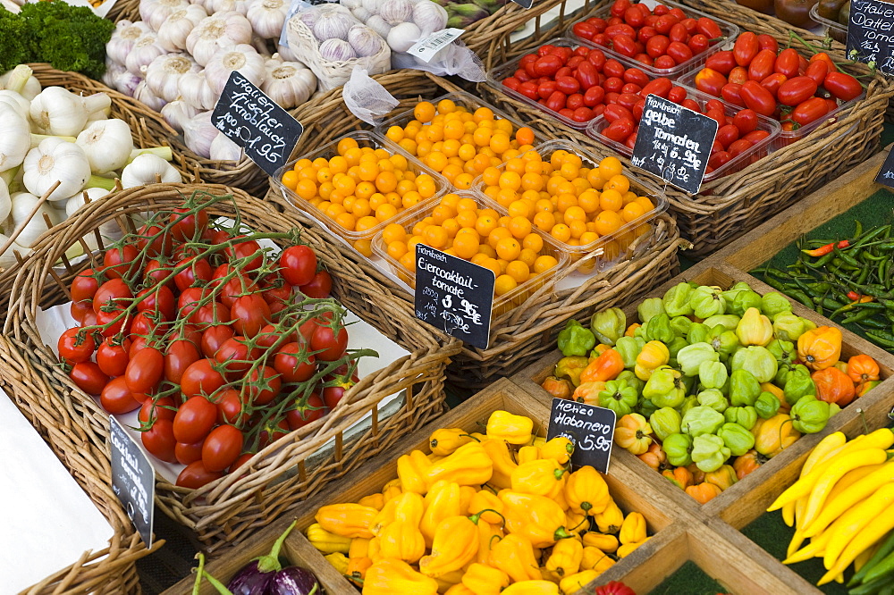 Fresh vegetables, stall on the Viktualienmarkt food market, Munich, Bavaria, Germany, Europe