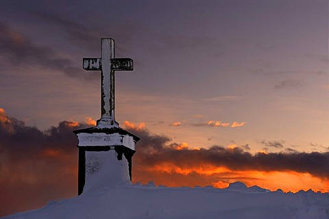 Wayside cross in wintry landscape with a dramatic sky, Markt Rettenbach, Unterallgaeu district, Bavaria, Germany, Europe