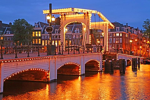 Magere Brug, Skinny Bridge, in the evening light, Amsterdam, Netherlands, Europe, Amsterdam, Niederlande