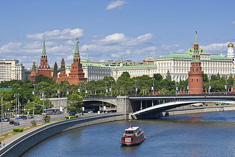 Cityscape, Bolshoy Kamenny Most stone bridge and Moscow Kremlin, Moscow, Russia