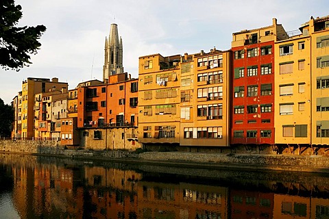 Cityscape with the Onyar River, Girona, Catalonia, Spain, Europe