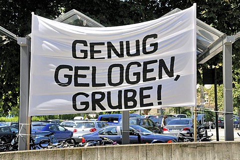 Demonstration against the remodelling, Projekt Stuttgart 21, in front of the main station in Stuttgart, Baden-Wuerttemberg, Germany, Europe