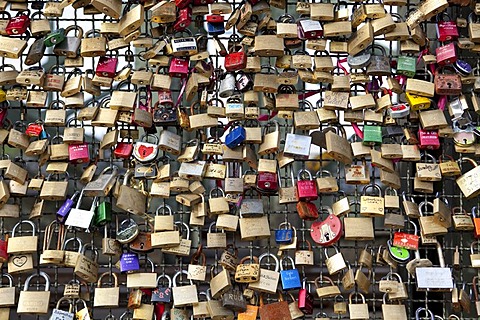 Thousands of padlocks as signs of love on the Hohenzollern Bridge, Cologne, North Rhine-Westphalia, Germany, Europe