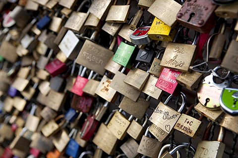 Thousands of padlocks as signs of love on the Hohenzollern Bridge, Cologne, North Rhine-Westphalia, Germany, Europe