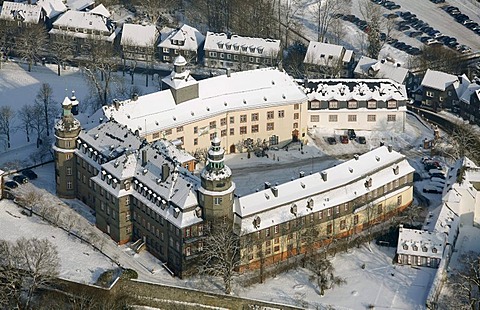 Aerial photo, Schloss Berleburg Castle in the snow in winter, Bad Berleburg, North Rhine-Westphalia, Germany, Europe
