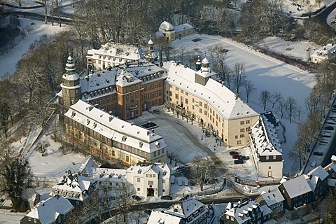 Aerial photo, Schloss Berleburg Castle in the snow in winter, Bad Berleburg, North Rhine-Westphalia, Germany, Europe