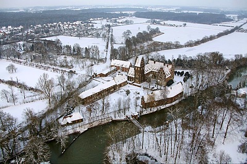 Aerial view, Schloss Heessen moated castle, snow, Bad Hamm, Hamm, Ruhrgebiet area, North Rhine-Westphalia, Germany, Europe