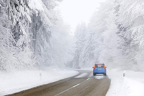 Road traffic in winter, Swabian Alb, Baden-Wuerttemberg, Germany, Europe