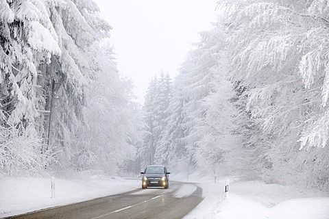 Road traffic in winter, Swabian Alb, Baden-Wuerttemberg, Germany, Europe