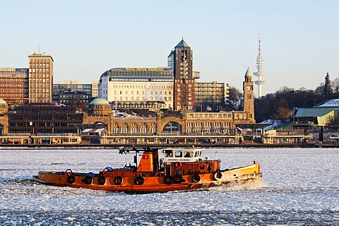 A tug boat on the wintery Elbe river in Hamburg's port, Landungsbruecken jetties, Hamburg, Germany, Europe