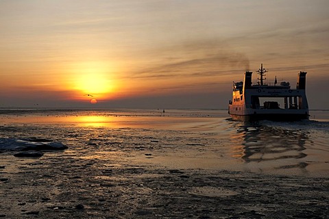 The island ferry to Pellworm crossing the icy wadden sea, UNESCO World Heritage Site, Schleswig-Holstein Wadden Sea National Park, North Sea, North Friesland, Schleswig-Holstein, northern Germany, Europe