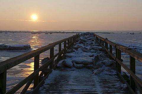 Pier over the icy mudflats of the North Sea, Husum, North Friesland, Schleswig-Holstein, northern Germany, Europe