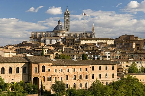 View of city with Duomo Santa Maria Assunta Cathedral, Siena, Unesco World Heritage Site, Tuscany, Italy, Europe