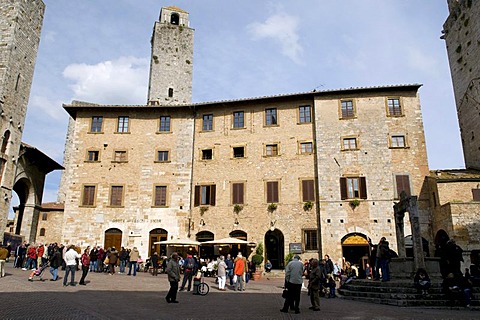 Piazza della Cisterna square, San Gimignano, UNESCO World Heritage Site, Tuscany, Italy, Europe