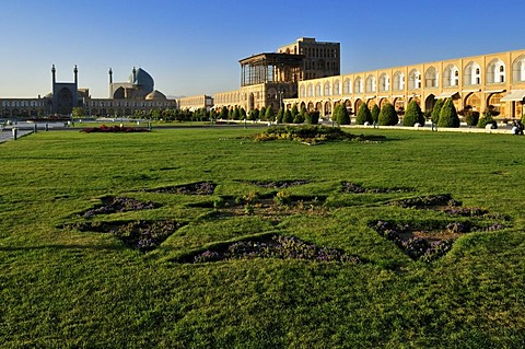 Meidan-e Emam, Naqsh-e Jahan, Imam Square with Sheik Lotfollah, Lotf Allah Mosque, Isfahan, Esfahan, UNESCO World Heritage Site, Iran, Persia, Asia