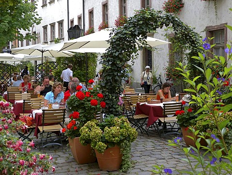 Bischofshof beer garden restaurant, historic centre of Regensburg, UNESCO World Heritage Site, Bavaria, Germany, Europe