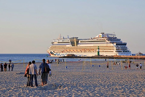 Beach, cruise ship Aida Bella, Baltic resort Warnemuende near Rostock, Mecklenburg-Western Pomerania, Germany, Europe