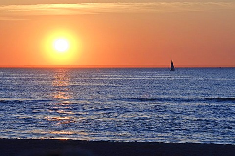 Sunset over the Baltic Sea, sailing boat, Baltic resort Warnemuende near Rostock, Mecklenburg-Western Pomerania, Germany, Europe