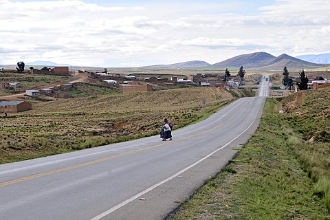 Highway in the Bolivian Altiplano highlands, Departamento Oruro, Bolivia, South America