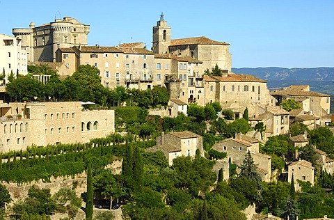 Gordes town with the fortress and the church of Saint-Firmin on the hills of the Monts de Vaucluse, Provence-Alpes-Cote d'Azur, France, Europe