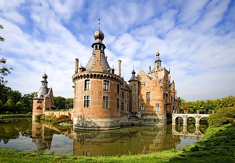 Ooidonk Castle, a moated castle on the Lys River near Deinze, Bachte Maria Leerne, Ghent, Belgium, Europe