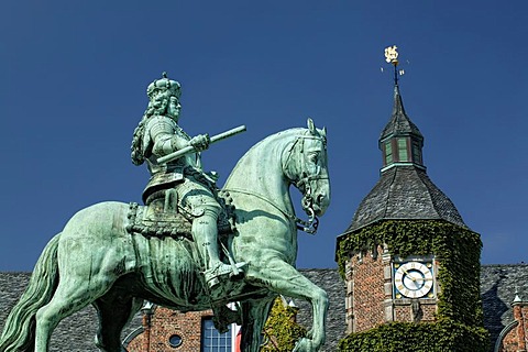 Town hall with Jan-Wellem-Denkmal monument in the old town, Duesseldorf, North Rhine-Westphalia, Germany, Europe