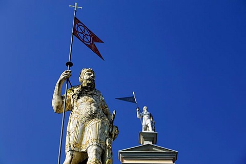 The Roland statue in front of the tavern Zum Roten Ochsen at the Fischmarkt square, Erfurt, Thuringia, Germany, Europe