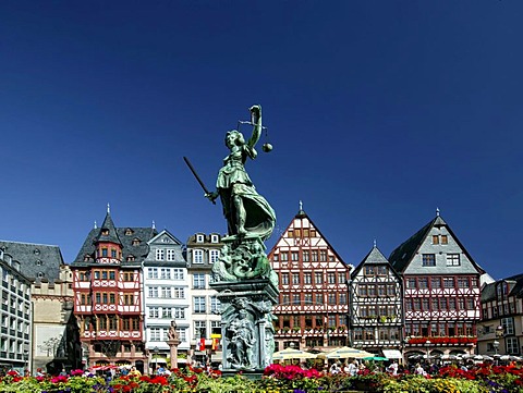 Justitia statue on the Gerechtigkeitsbrunnen fountain of justice, Roemerberg square, Frankfurt am Main, Hesse, Germany, Europe