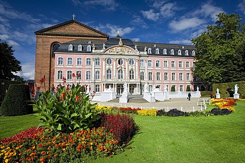 Kurfuerstliches Palais, Palace of Trier, Basilica of Constantine at the back, Trier, Rhineland-Palatinate, Germany, Europe