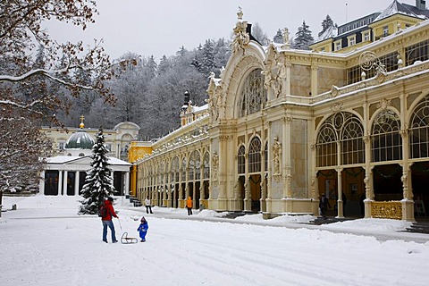 K&iÃ»ovË pramen Cross Spring and cast-iron colonnade, wintery, Marianske Lazne, Czech Republic, Europe