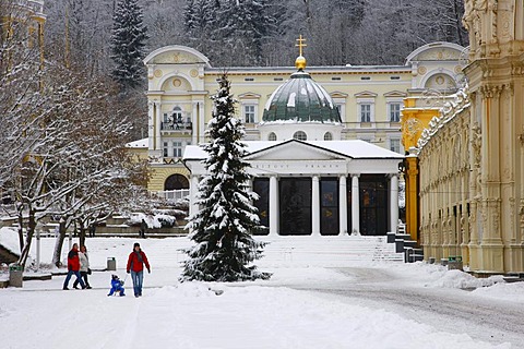 K&iÃ»ovË pramen Cross Spring and cast-iron colonnade, wintery, Marianske Lazne, Czech Republic, Europe