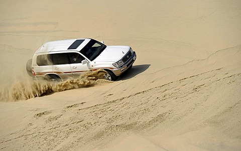 Off-roader Toyota Land Cruiser 4x4, driving in sand dunes, Emirate of Qatar, Persian Gulf, Middle East, Asia