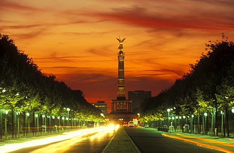 Siegessaeule victory column with the Strasse des 17. Juni street in front of a red sky, Grosser Stern junction, Tiergarten district, Berlin, Germany, Europe