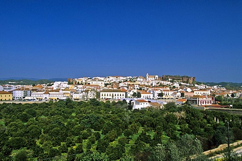 Townscape with Se Catedral de Silves or Silves Cathedral and Castelo dos Mouros castle, Silves, Algarve, Portugal, Europe