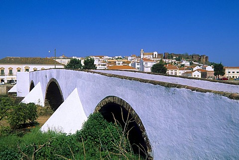 Ponte bridge over the Arade river, Silves, Algarve, Portugal, Europe