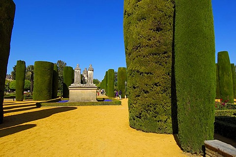 Statues of Queen Isabel, King Fernando and Christopher Columbus in the gardens of Alcazar de los Reyes Cristianos, Alcazar of Catholic Kings, Cordoba, Andalusia, Spain, Europe