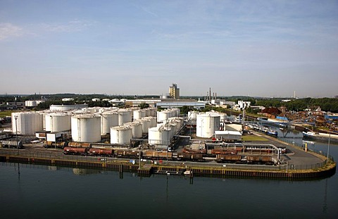 Tank and terminal facilities of Deutsche BP AG, storage tanks for various petroleum products, port of Gelsenkirchen, at the Rhine-Herne Canal, Gelsenkirchen, North Rhine-Westphalia, Germany, Europe