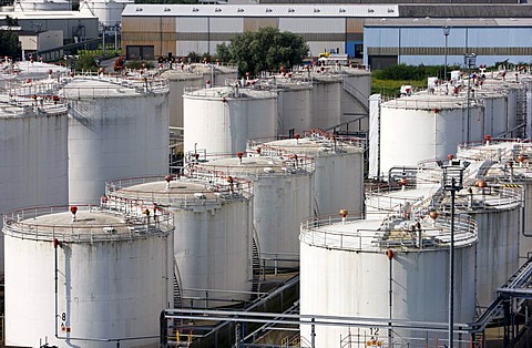 Tank and terminal facilities of Deutsche BP AG, storage tanks for various petroleum products, port of Gelsenkirchen, at the Rhine-Herne Canal, Gelsenkirchen, North Rhine-Westphalia, Germany, Europe