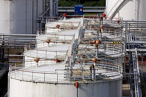 Tank and terminal facilities of Deutsche BP AG, storage tanks for various petroleum products, port of Gelsenkirchen, at the Rhine-Herne Canal, Gelsenkirchen, North Rhine-Westphalia, Germany, Europe