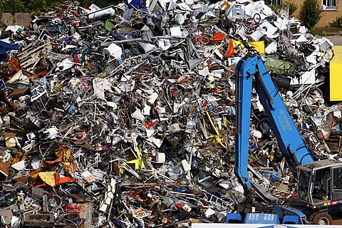 Scrap being loaded onto barges to be shipped to smelters and melted down again, port of Gelsenkirchen, at the Rhine-Herne Canal, Gelsenkirchen, North Rhine-Westphalia, Germany, Europe