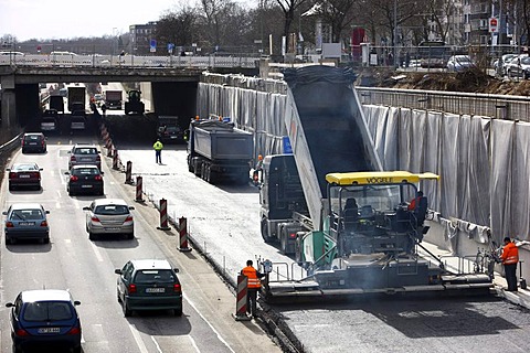 Motorway road works on the Autobahn A59, Duisburg city centre in the travel direction of Duesseldorf, renewal of the road surface, tarmacing with road rollers, Duisburg, North Rhine-Westphalia, Germany, Europe