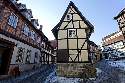 Romantic alley in the historic centre, narrow half-timbered house, winter, Finkenherd, Quedlinburg, Harz, Saxony-Anhalt, Germany, Europe