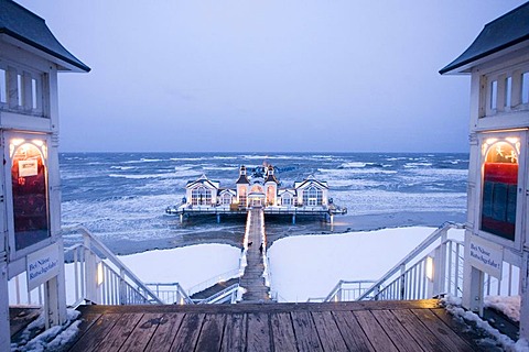 Sellin Pier in winter, at dawn, Baltic Sea coast, Ruegen, Rugia Island, Mecklenburg-Western Pomerania, Germany, Europe