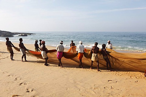 Fishermen laying out a net, beach south of Kovalam, Malabar Coast, Malabar, Kerala, southern India, India, Asia