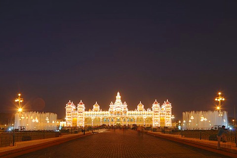 Maharaja's Palace, Mysore Palace, Amba Vilas, illumination on a Sunday with light bulbs, Mysore, Karnataka, South India, India, South Asia, Asia