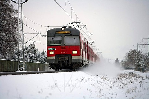 Train of the German Federal Railroad in the snow, Muehlheim, Hesse, Germany, Europe