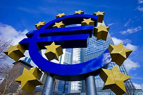 Symbol of the euro currency in front of the European Central Bank, ECB, Eurotower, Frankfurt am Main, Hesse, Germany, Europe