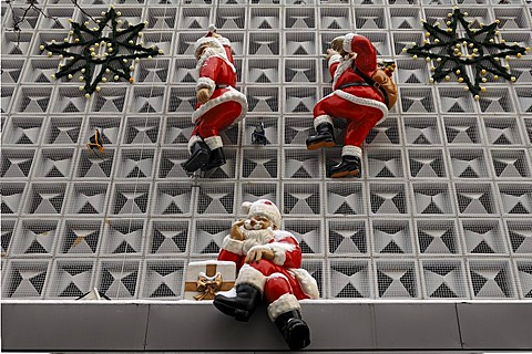 Santa Claus figurines on the facade of a department store, Erlangen, Middle Franconia, Bavaria, Germany, Europe