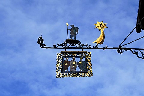 Old pub sign "Heilige Drei Koenige" Three Wise Men, Marktplatz 3, Endingen am Kaiserstuhl, Baden-Wuerttemberg, Germany, Europe