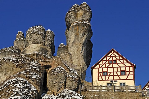 Fraenkische-Schweiz-Museum regional museum in the Judenhof, 18th century, with a cliff and blue skies, Tuechersfeld 30-39, cliff village Tuechersfeld, Upper Franconia, Bavaria, Germany, Europe